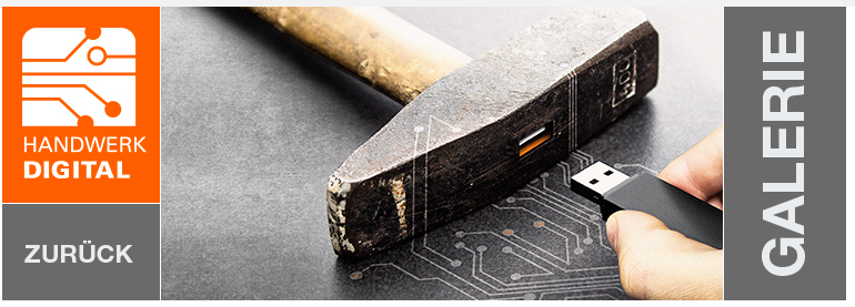 Compostion aus einem Werkzeughammer an den ein USB-Stick gesteckt wird.