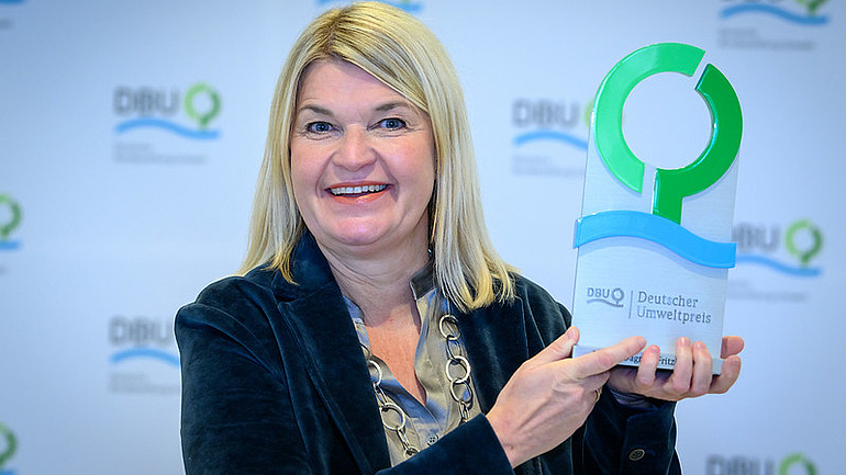 Dagmar Fritz-Kramer hält den Deutschen Umweltpreis in die Höhe