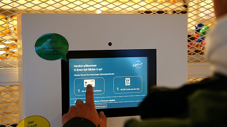 Monitor zum Einchecken in die Personallose Bäckerei