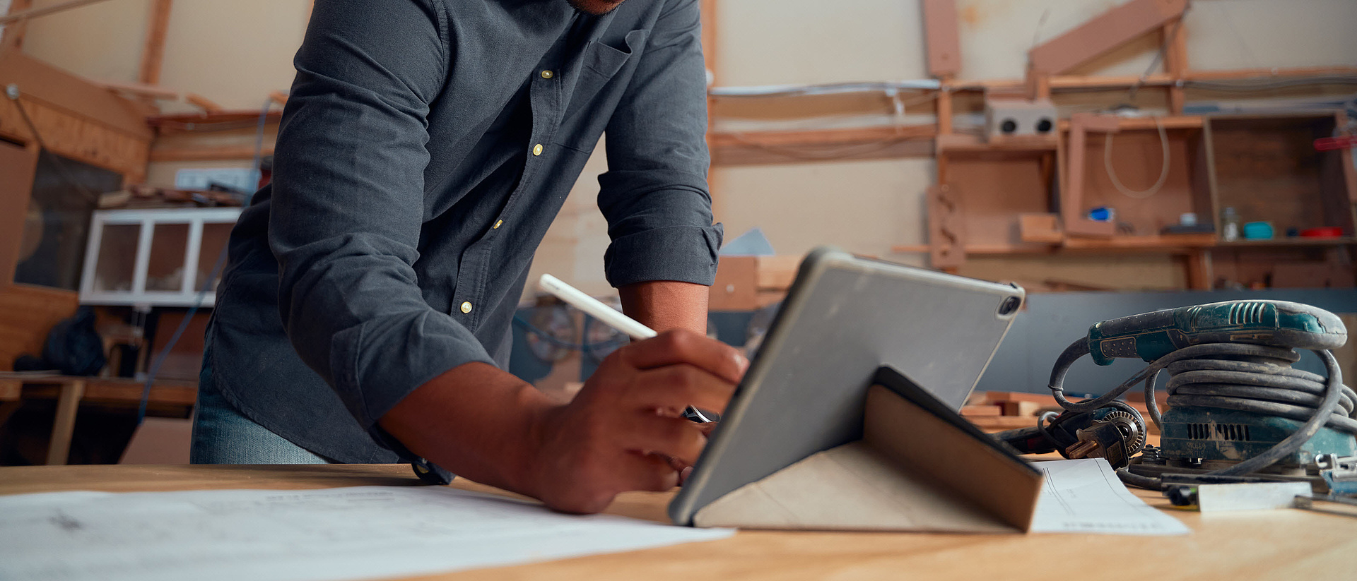 Handwerker am Tablet