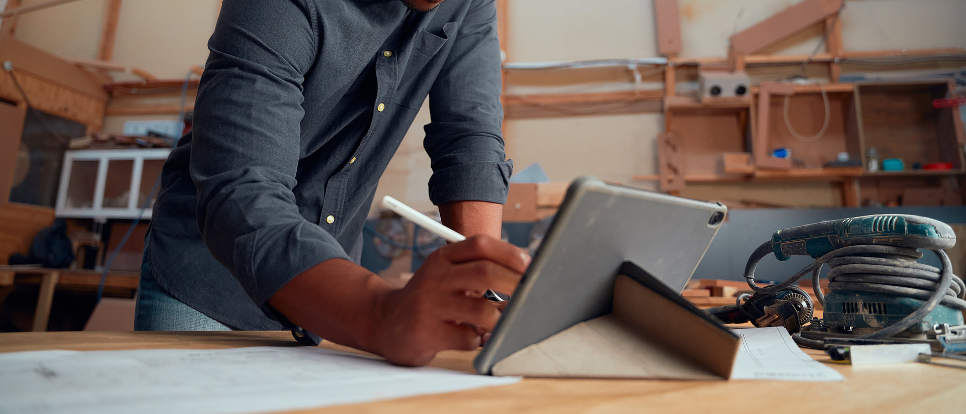 Handwerker am Tablet