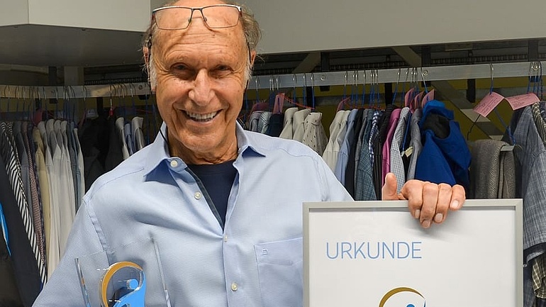 Reinhold Gruber freut sich über den Branchenaward "RWin 2021 – Textilservice des Jahres". 