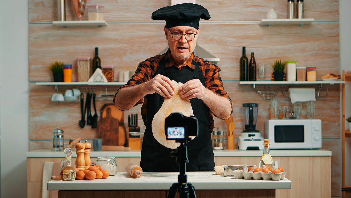 Bäcker nimmt ein Video-Tutorial auf.