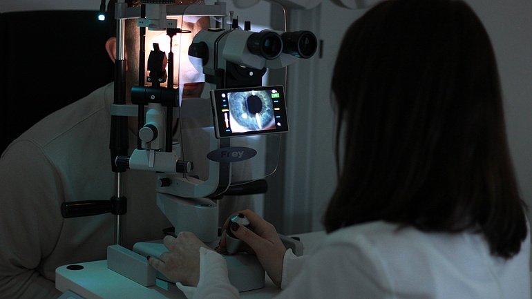 Augenärztin und Patient be einer Augenuntersuchung